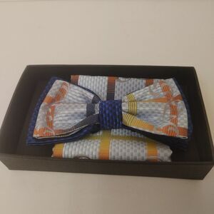 ROBERT LEWIS MEN'S BOWTIE AND POCKET SQUARE SET.
